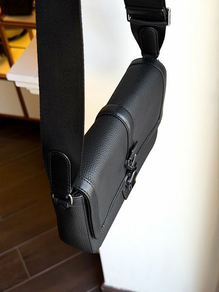 Сумка чоловіча Ezra Mini чорна шкіряна 33S6LEZM1L BL фото