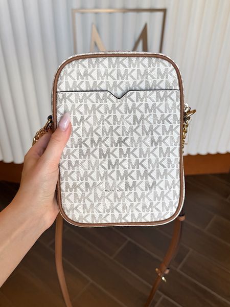 Сумка жіноча Michael Kors Jet Set Travel M біла лого 	 35F1GTVC2B van фото