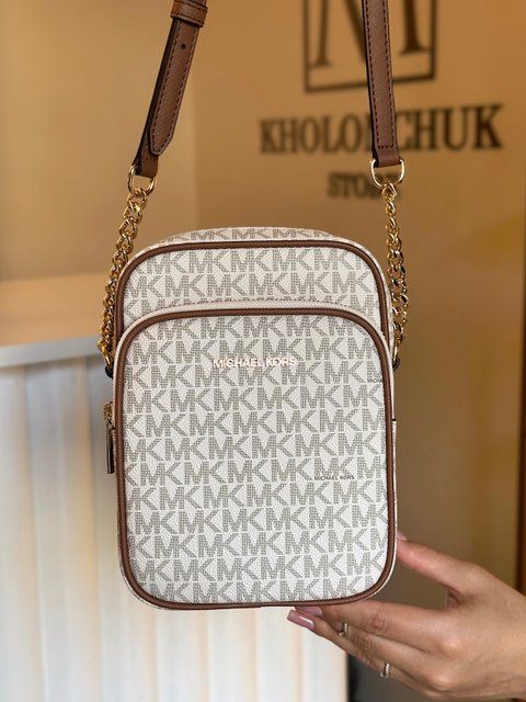 Сумка жіноча Michael Kors Jet Set Travel M біла лого 	 35F1GTVC2B van фото