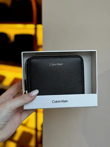 Чорний жіночий гаманець Calvin Klein 4F1120G 002