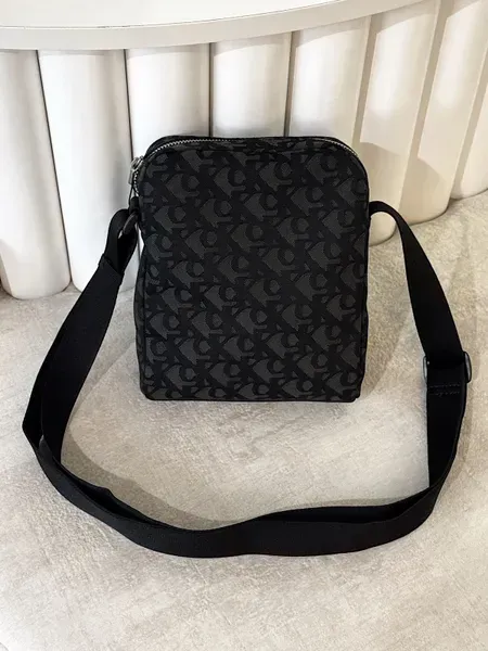 Чорна чоловіча сумка Calvin Klein з логотипом