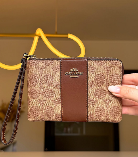 Гаманець-клатч Coach коричневий лого CW854 IMXHE фото